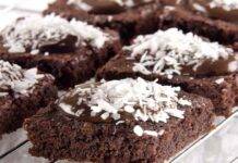 Quadrotti al cacao e cocco | Bontà unica e invitante da provare! Torta al cacao e cocco