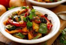 Ratatouille insolita | Il contorno ricco e versatile da provare! Insalata di peperoni e zucchine