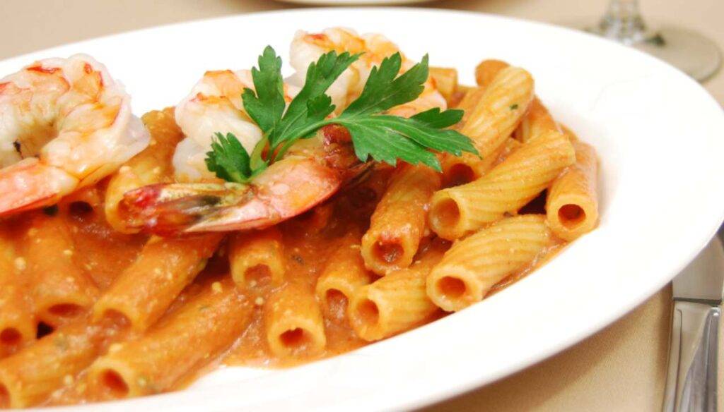 Rigatoni al pesto di fiori di zucca con gamberetti e pomodorini