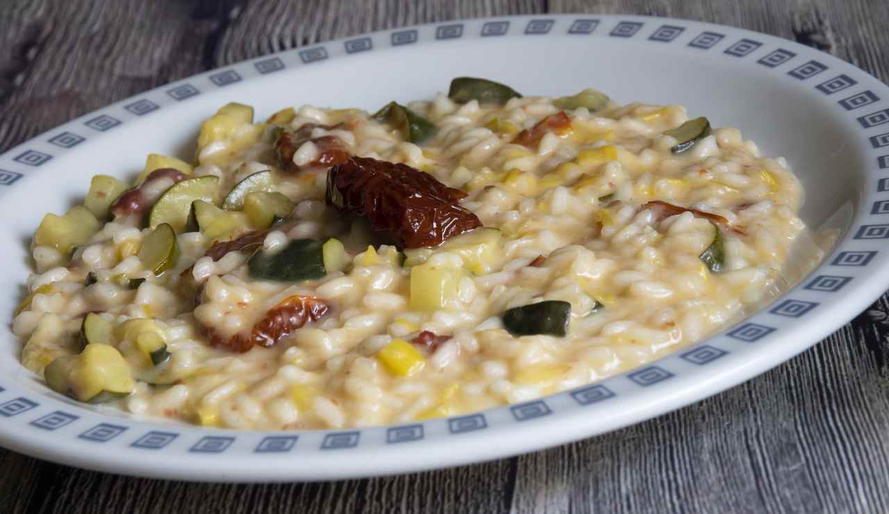 Risotto con zucchine fontina e pomodori secchi | Cremosissimo!