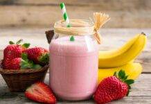 Smoothie alle fragole e banana senza lattosio | Fresco e goloso Frullato di frutta fresca