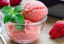 Sorbetto alla fragola | Facile e gustoso preparato con o senza gelatiera Dessert fresco alla frutta estiva
