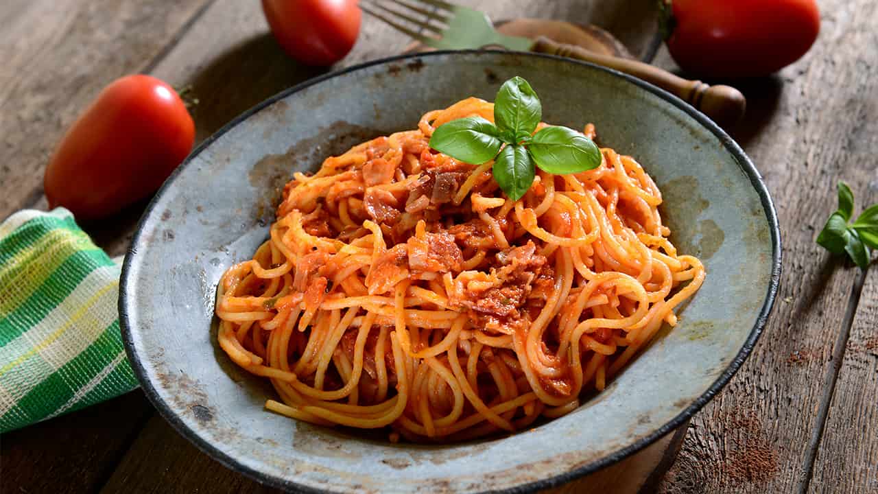 Pasta con pancetta e pomodoro