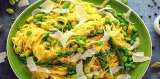 Tagliatelle con fave piselli e asparagi