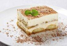 Tiramisù cocco, ricotta e yogurt | Una bomba di dolcezza, restando light tiramisù cocco ricotta yogurt ricetta FOTO ricettasprint