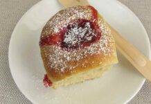 Dolce con marmellata cotto in forno