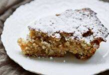 Torta di pan grattato amaretti e cioccolato | Dolce riciclo leggero e soffice Dolce riciclo con pane posato