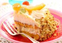 Dolce di Pan di Spagna con crema di ricotta e frutta secca