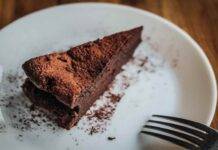 Torta morbidosa vanigliata al cioccolato | senza cottura con 3 ingredienti Torta morbidosa vanigliata al cioccolato