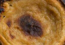 Dolce con savoiardi sotto strato di crema