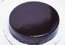 Torta sacher senza glutine, restare in salute con gusto Torta gluten free con glassa la cacao e confettura