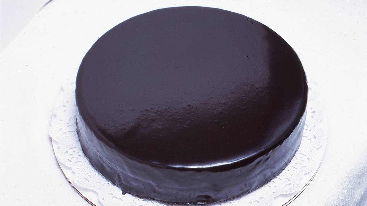 Torta gluten free con glassa la cacao e confettura