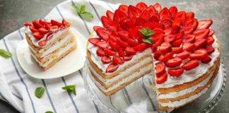 Torta viennese a strati con mascarpone e fragole