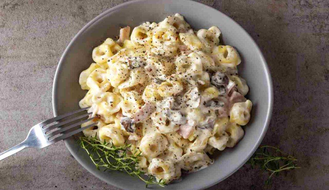 Tortellini di carne con guanciale cacio e pepe pronti in 10 minuti