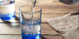 Acqua minerale in bicchiere