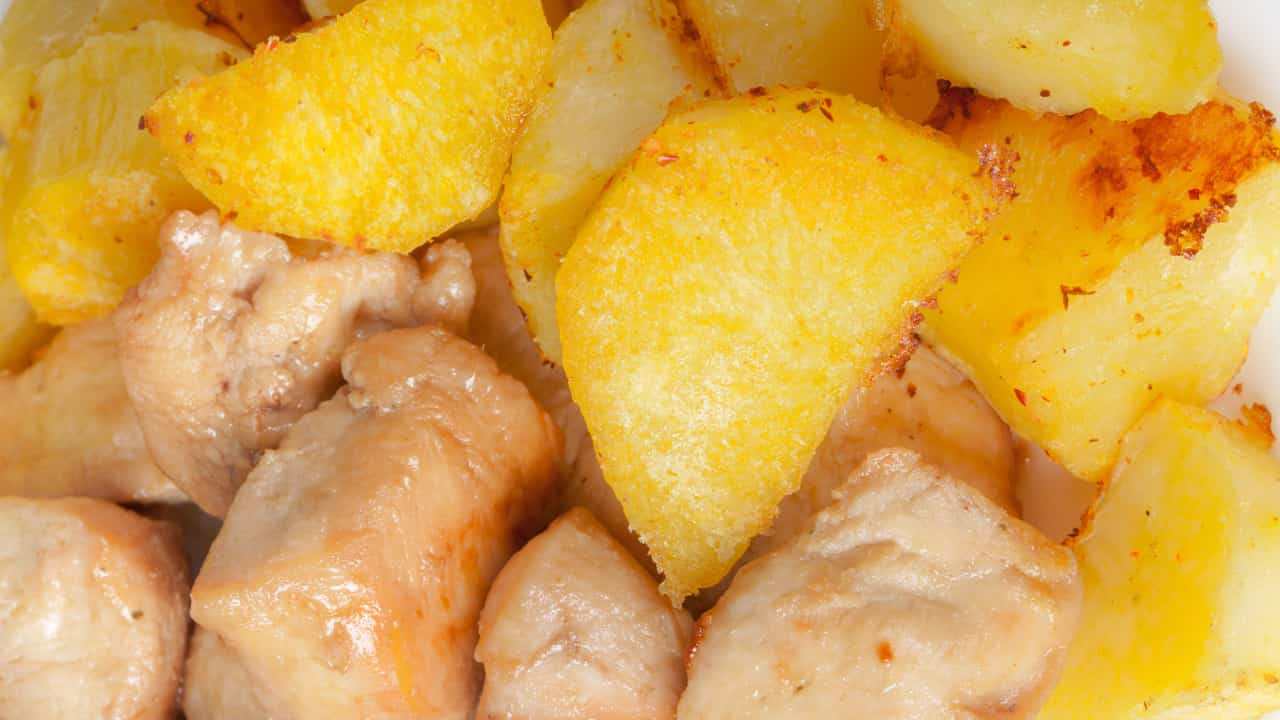 Petto di pollo a pezzetti in padella con patate