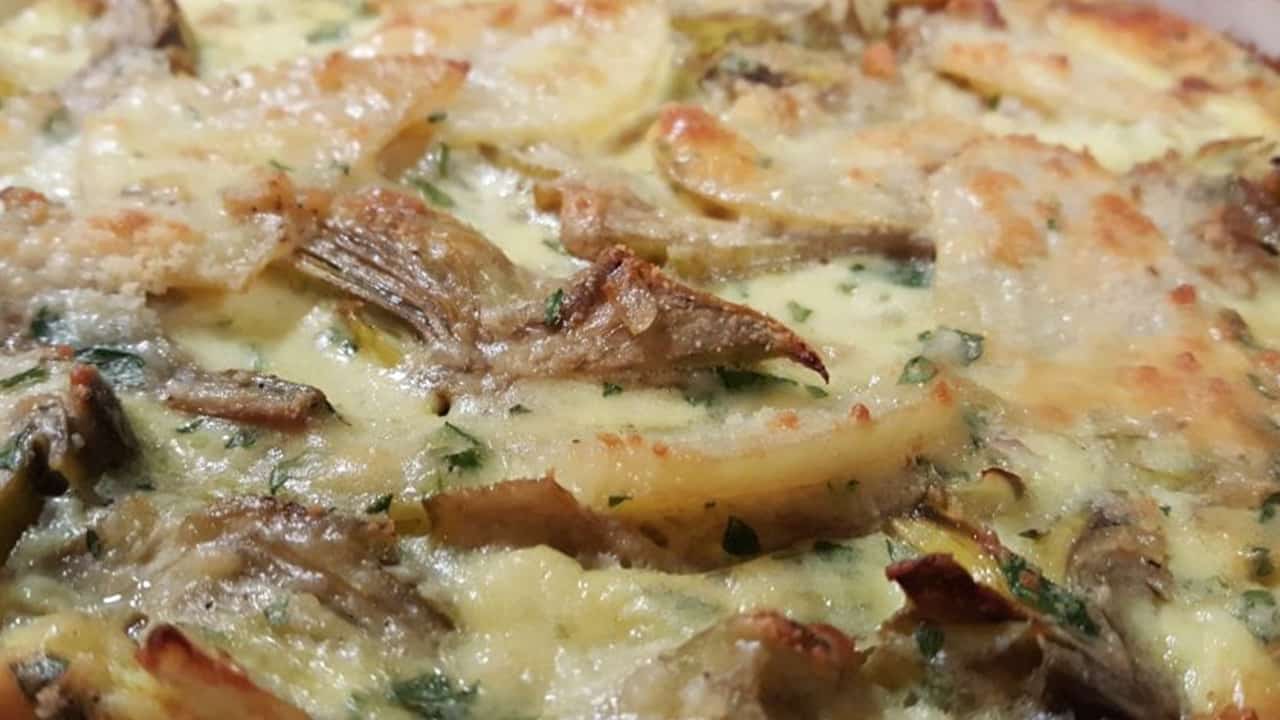 Patate con carciofi e speck al forno