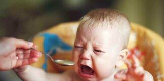 Bambino mangia omogeneizzato scaduto