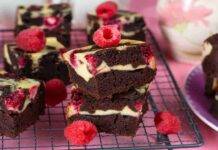 Brownies con crema al formaggio cioccolato e lamponi
