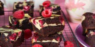 Brownies con crema al formaggio cioccolato e lamponi