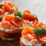 crostini con salmone e formaggio