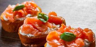 crostini con salmone e formaggio