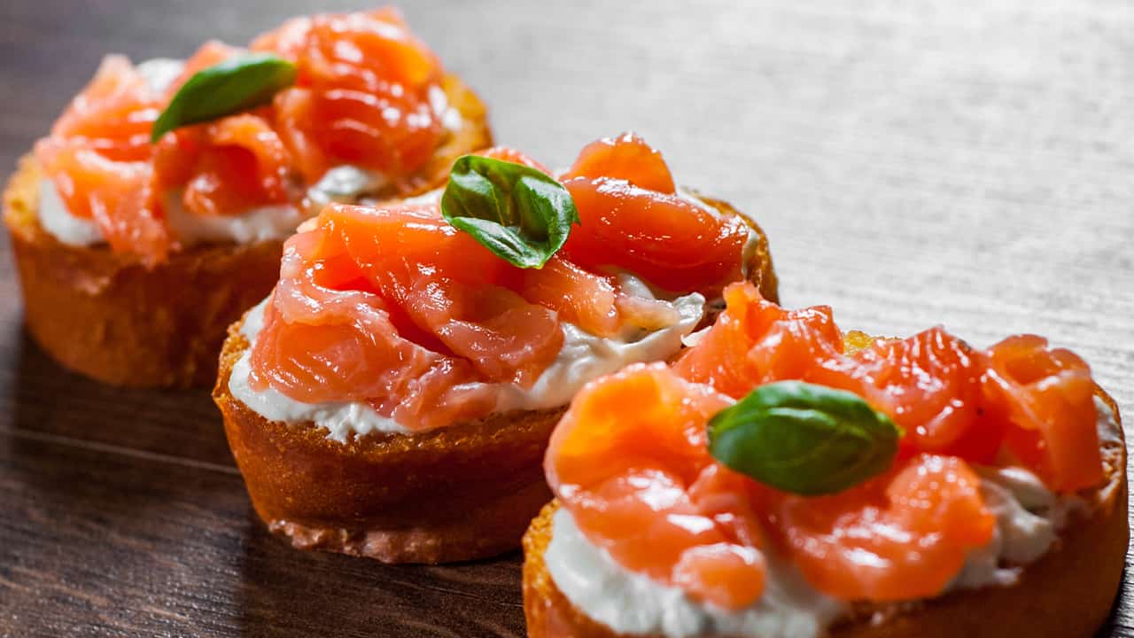 crostini con salmone e formaggio