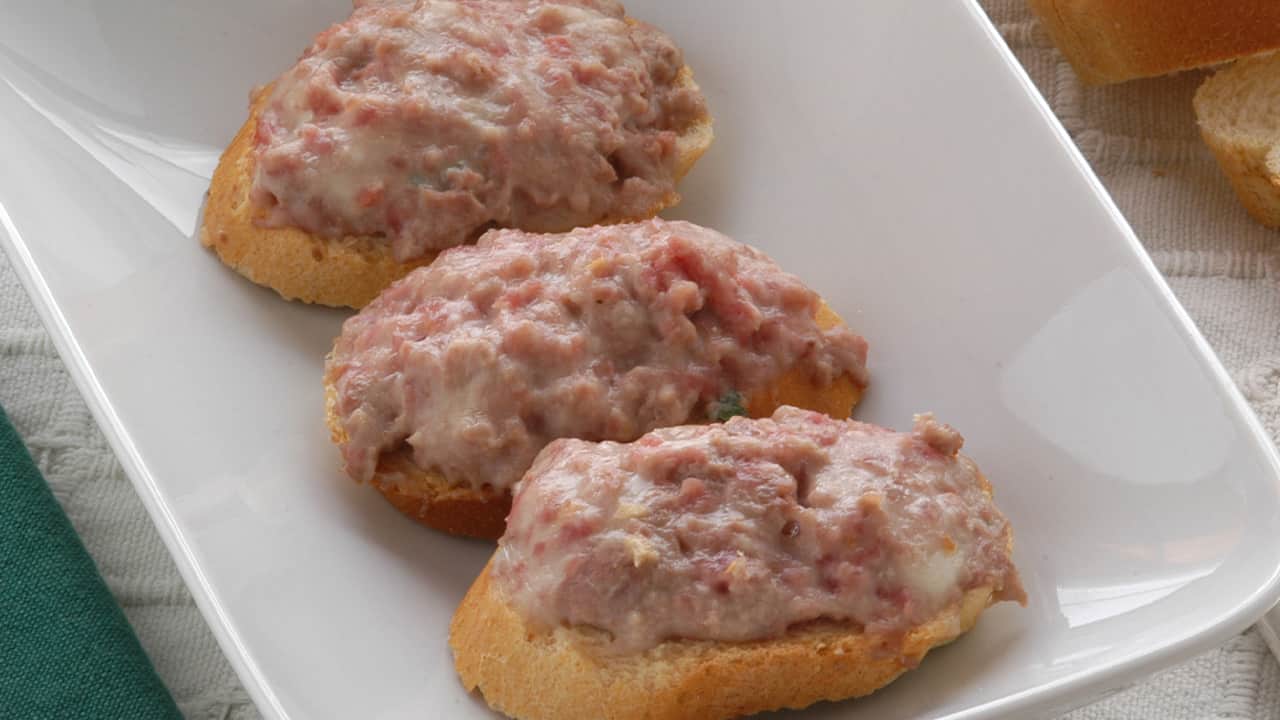 Crostini di salsiccia e formaggio