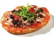 Crostini con tonno olive e capperi