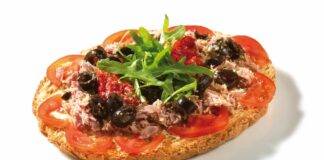 Crostini con tonno olive e capperi