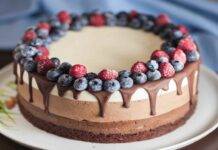 Cheesecake ai tre cioccolati con frutti di bosco