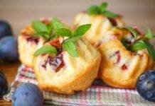 Dolci con prugne fresche