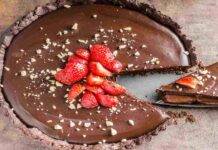 Crostata al cioccolato con caramello e fragole