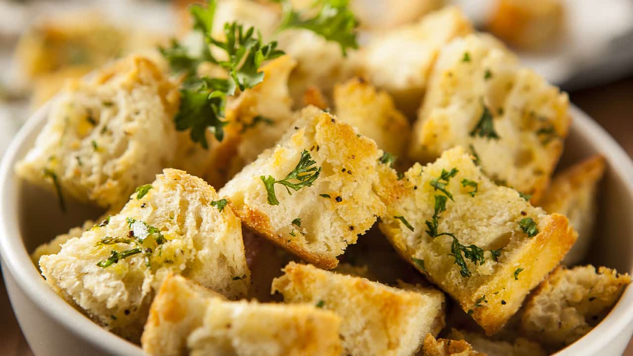 Crostini di pane raffermo