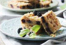 Torta croccante alle more