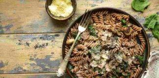 Fusilli integrali con spinaci funghi e pecorino