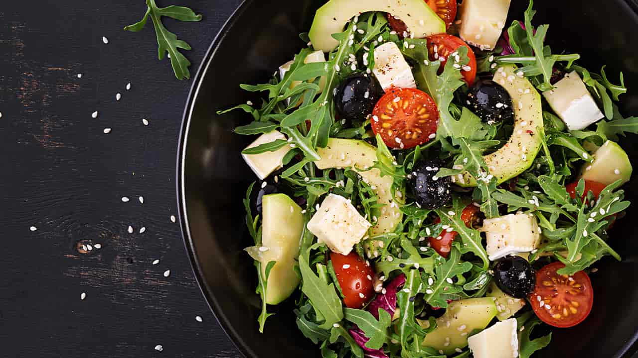 Insalata con avocado feta pomodorini e rucola 