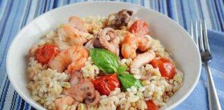 Insalata di farro con molluschi crostacei e verdure