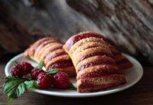 Mini strudel con lamponi | Fragranti e invitanti perfetti a colazione Dolcetti con lamponi