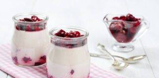 Crema allo yogurt con ciliegie