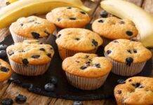 Muffin vanigliati con banana e mirtilli