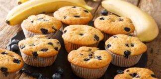 Muffin vanigliati con banana e mirtilli