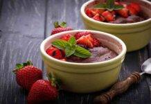Mug cake fragole e cioccolato fondente | un dessert fantastico in 3 minuti Mug cake fragole e cioccolato fondente