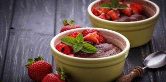 Mug cake fragole e cioccolato fondente