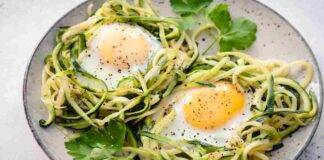 Nidi di spaghetti di zucchine con cipolle e uova