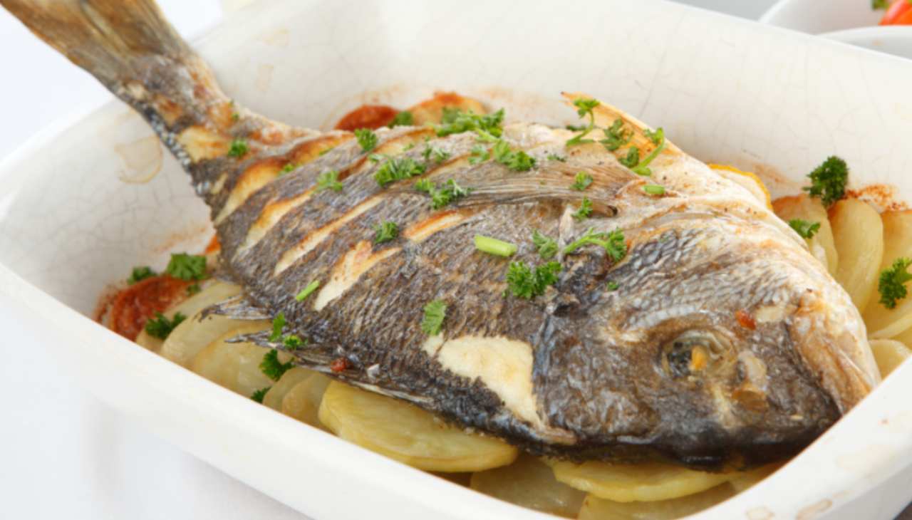 Pesce di mare con patate al forno