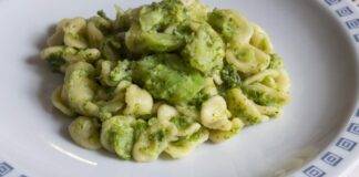 Pasta con crema di broccoli e formaggio pugliese