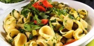 Primo di pasta con verdure e formaggio