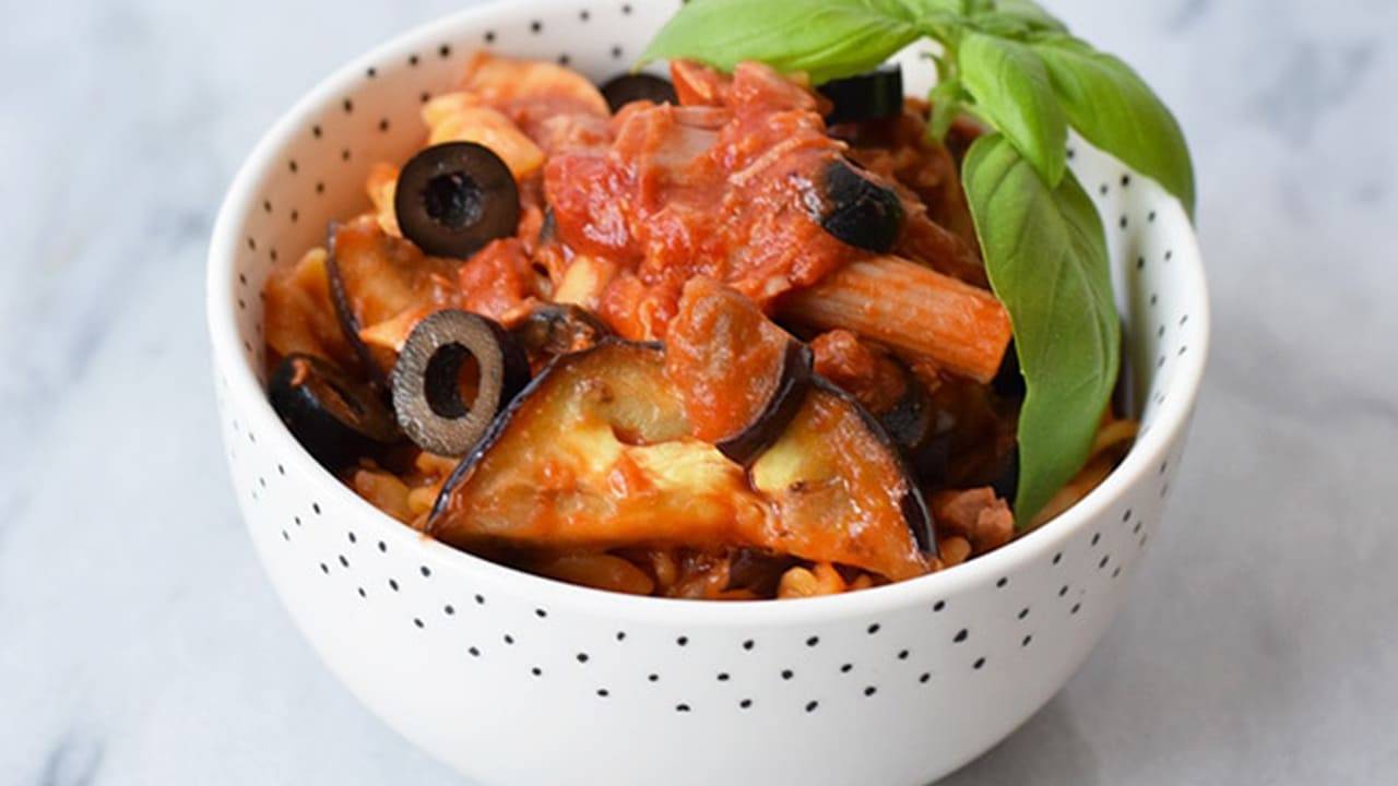 Pasta con olive tonno e melanzane