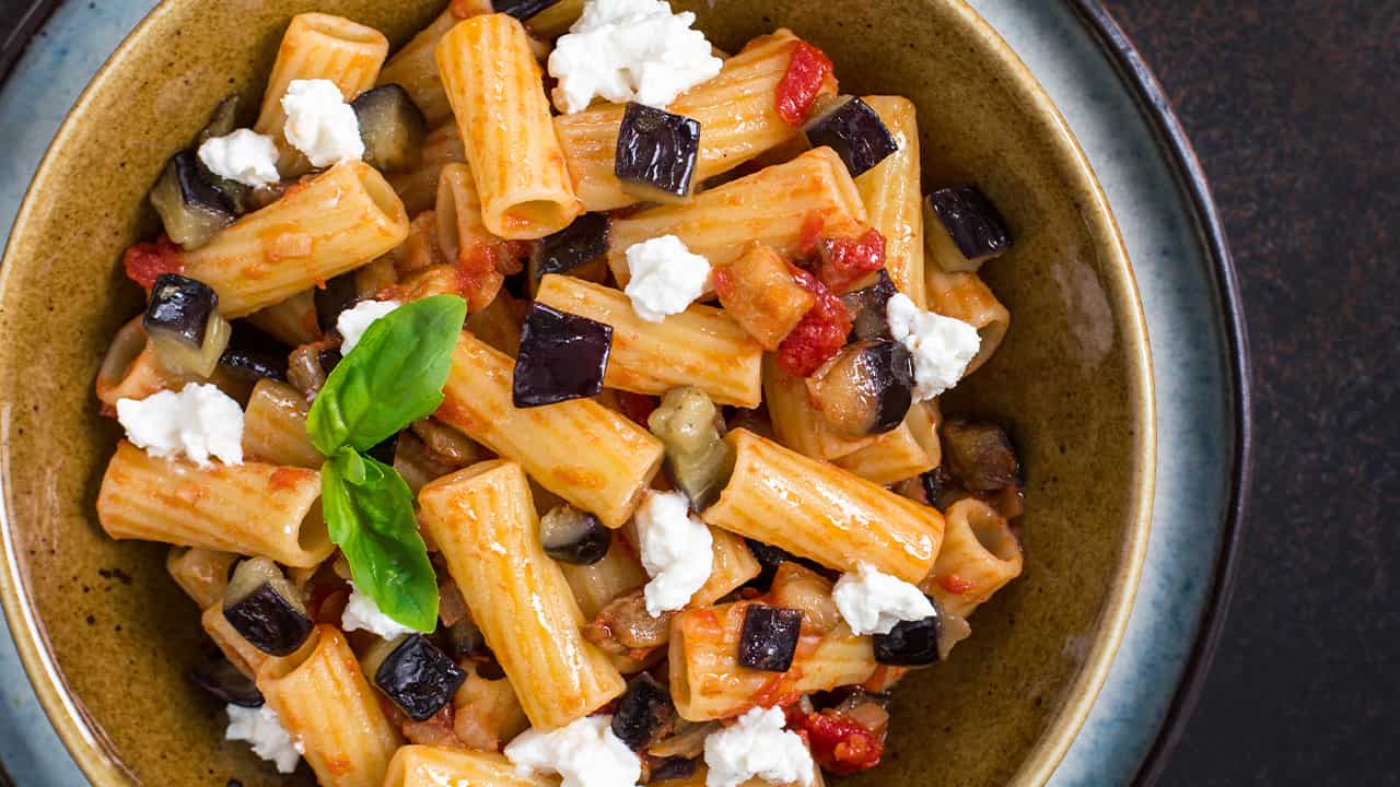 Pasta con melanzane e formaggio